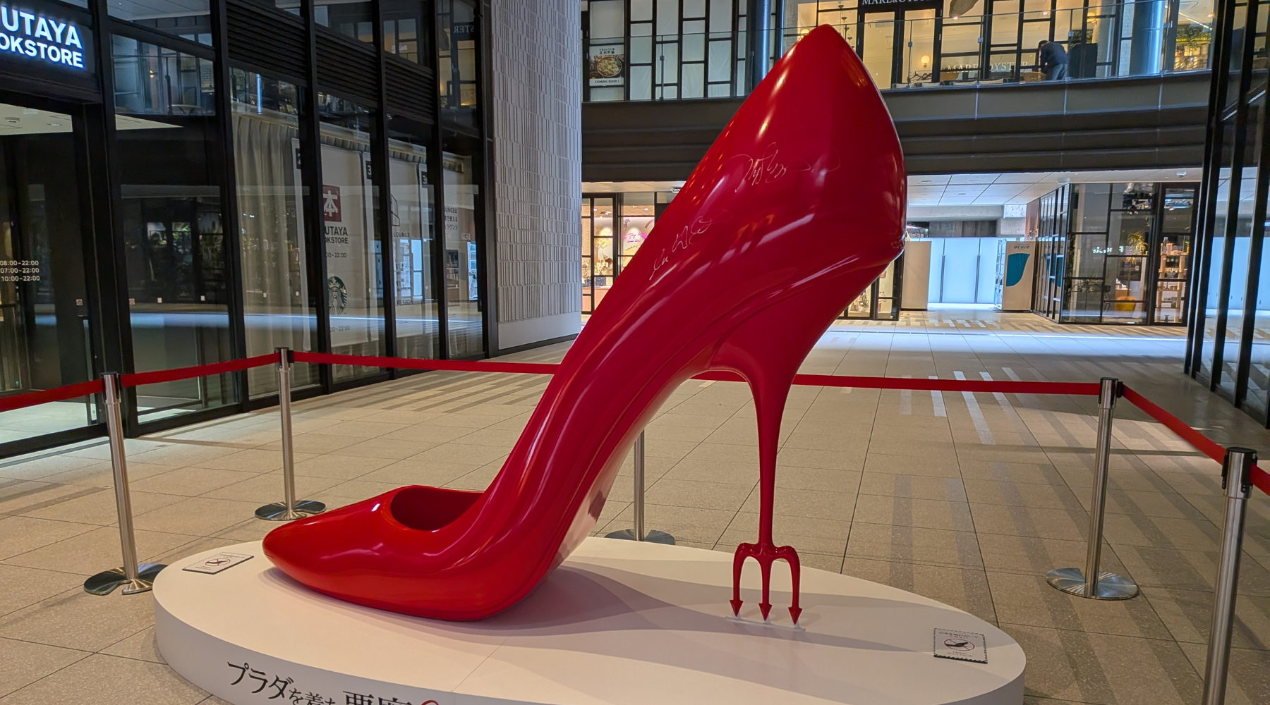 映画『プラダを着た悪魔2』公開記念！巨大ハイヒール・オブジェが登場