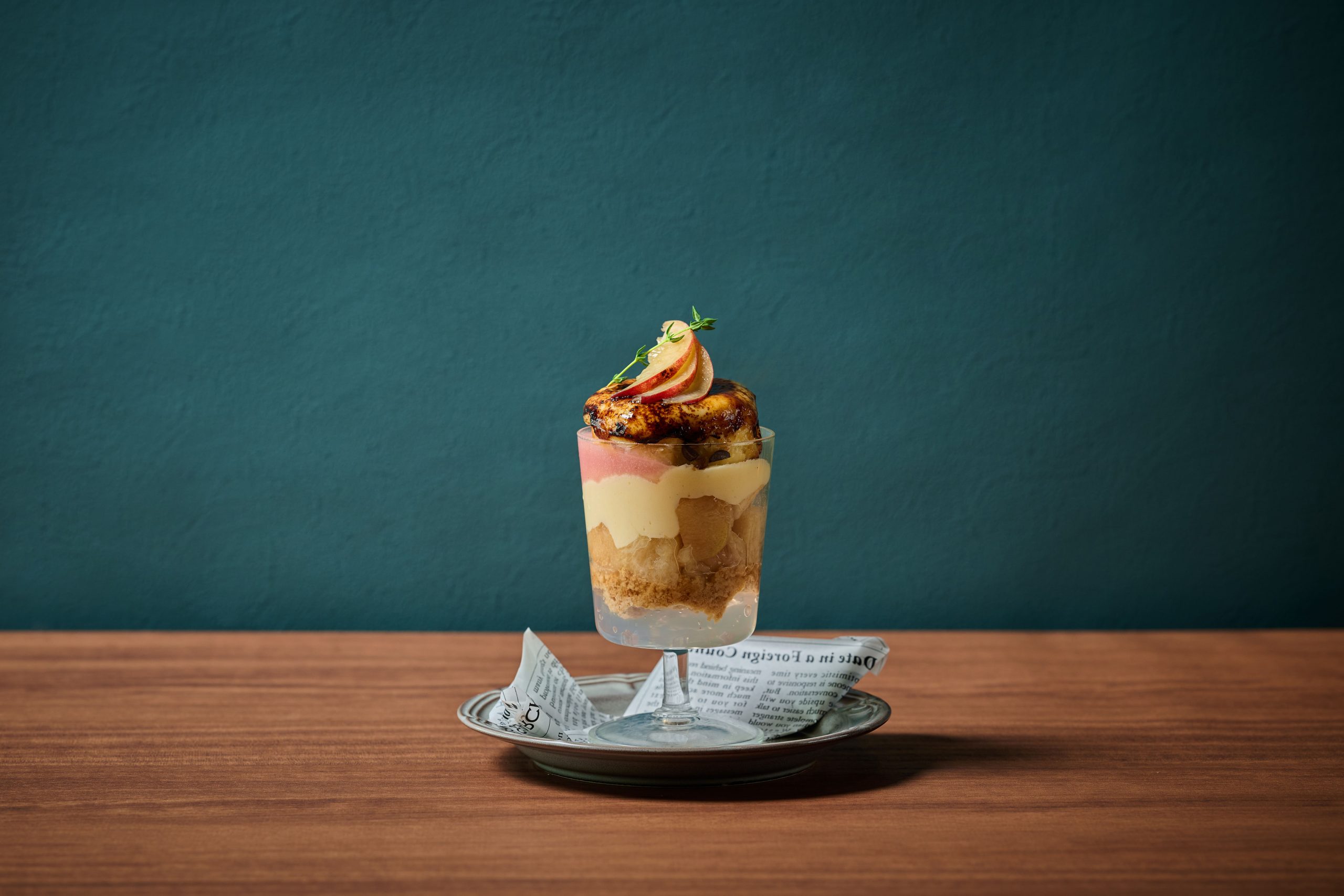 【7〜8月限定】The TAILOR YARD MAIN DININGにて、五感を刺激する「桃と焼きたてブリュレのパフェ」が登場！